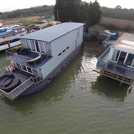 مبيت وإفطار نيوبورت Houseboat Harbourside View المظهر الخارجي الصورة