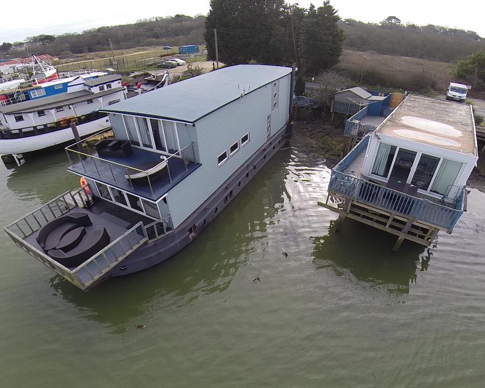 مبيت وإفطار نيوبورت Houseboat Harbourside View المظهر الخارجي الصورة