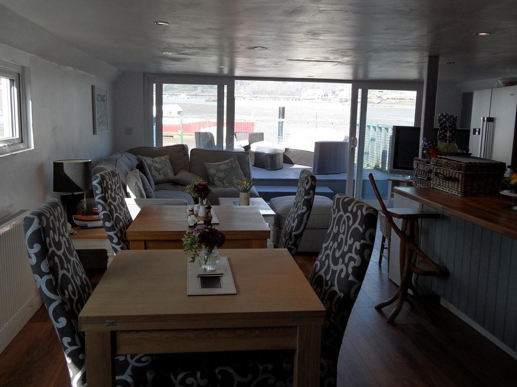 مبيت وإفطار نيوبورت Houseboat Harbourside View المظهر الخارجي الصورة