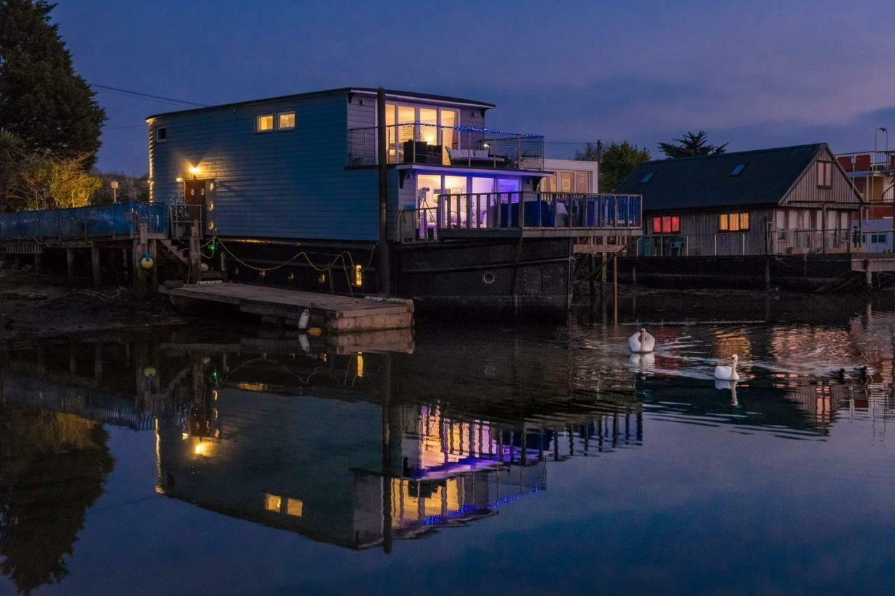 مبيت وإفطار نيوبورت Houseboat Harbourside View المظهر الخارجي الصورة